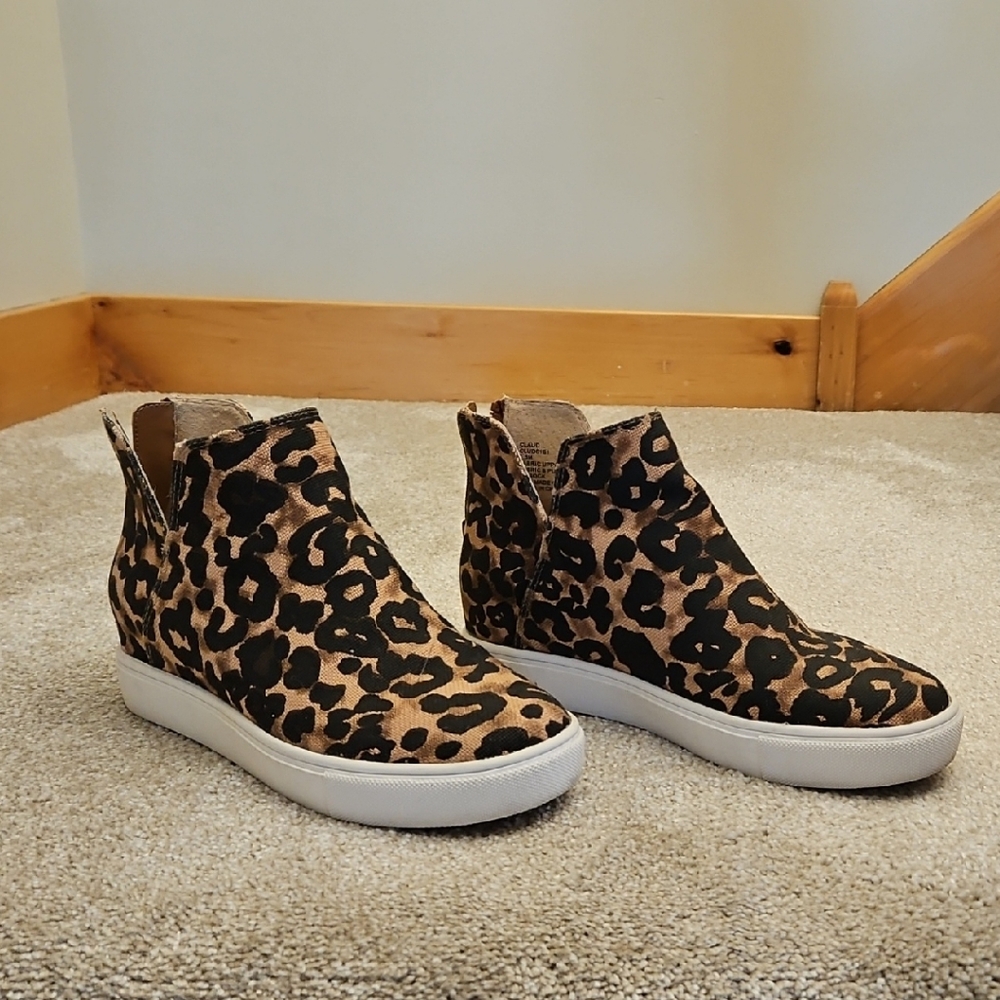 Steve Madden Tan and Black Ankle Booties